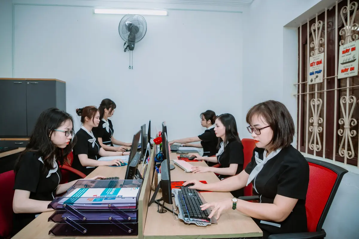 2 Đội Ngũ Dịch Vụ Kế Toán Vũng Tàu Của Công Ty M.i.t Group Làm Việc Tại Văn Phòng Vũng Tàu